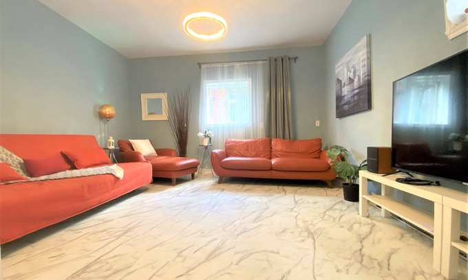 Plateau Mont Royal House | B23~Sunny Terrace+17 Bed/Sofa bed+6 Room+6 Full Bath+Free parking~100 WalkScore