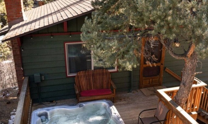 Big Bear City Cabin | Baby Bear's Hideout:nPrivate Hot Tub/10min From The Village/Fireplace/Hiking