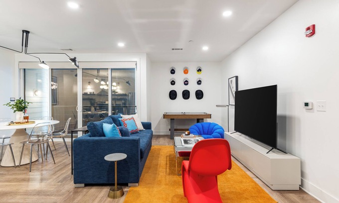 Historic Edgefield Apartment | Bachelor Loft w/Air Hockey, Balcony & Rooftop | Mins to Broadway and Downtown