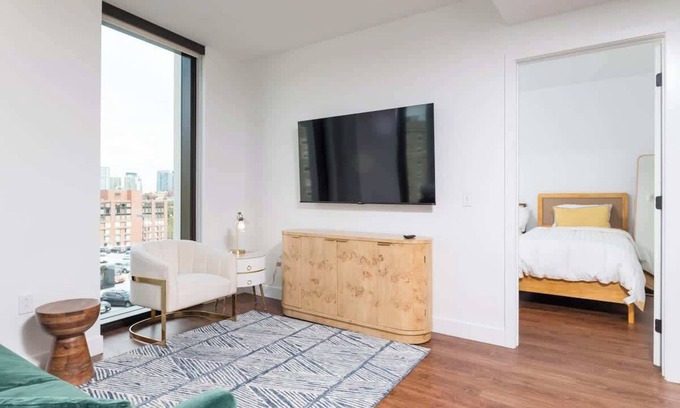 Bay Village Apartment | Back-Bay 2BR Condo w Roof top, Gym, Parking