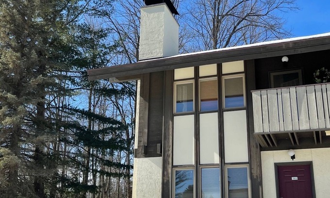 Boyne Falls Condo | Back2School Special -Boyne Mtn Villa- 3bedrm+AC, near Lake Charlevoix & Petoskey