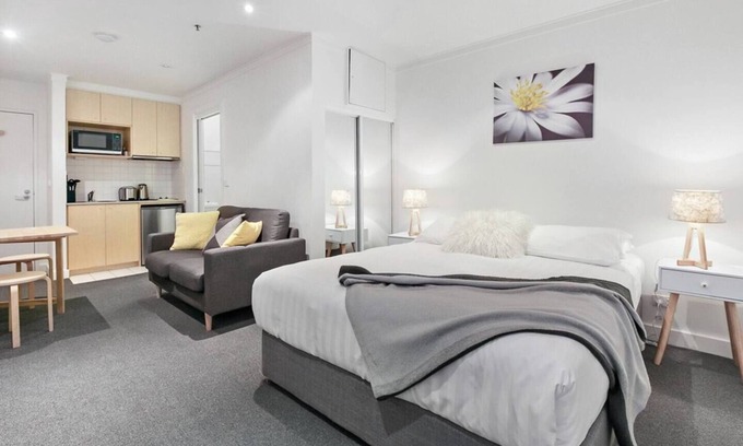 Carlton South Apartment | Backpackers Delight on Lygon Street near RMIT