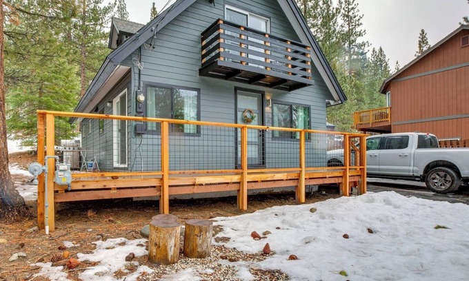 Christmas Valley Cabin | Backyard Sledding| BBQ| Foosball
