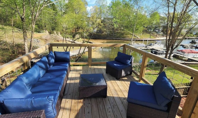 New London House | Badin Shores Lake Home Lots of Amenities
