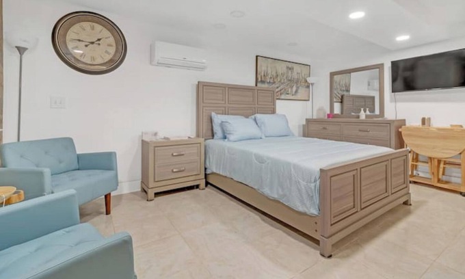 East Side Apartment | Bahama Mama Studio Suite