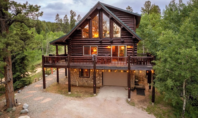 Bailey Cabin | Bailey Bear Haus - Colorado Mountain Log Cabin Getaway. Pet friendly!