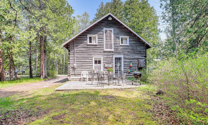 Baileys Harbor Cottage | Baileys Harbor Cottage w/Dock: Steps to Lake!