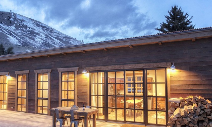 Jackson Hole House | Baitshop Cabin. Privacy in Downtown Jackson. 2 blocks to Town Square. A/C