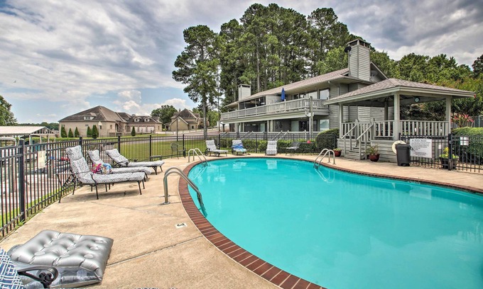Hot Springs Condo | Balcony & Lake Access: Hot Springs Getaway!