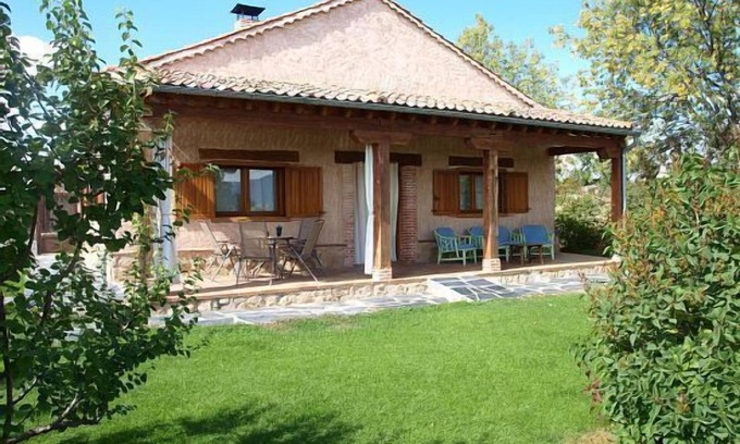 Torreiglesias Cottage | Balcony of Nut I: private garden of 500 m2, wifi, barbecue, fireplace, pets.