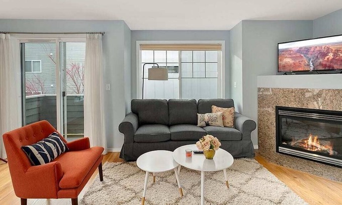 Old Ballard House | Ballard Retreat - Mins to the heart of Ballard!