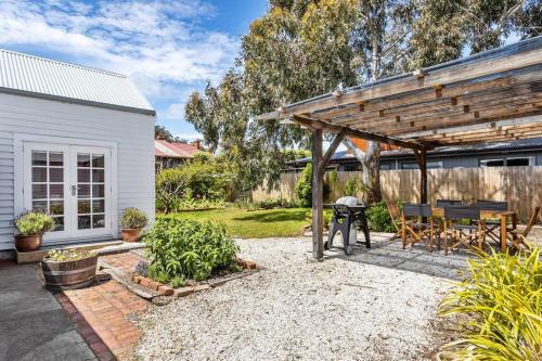 Kingston Beach House | 'Balmoral Cottage' A Kingston Beach Escape