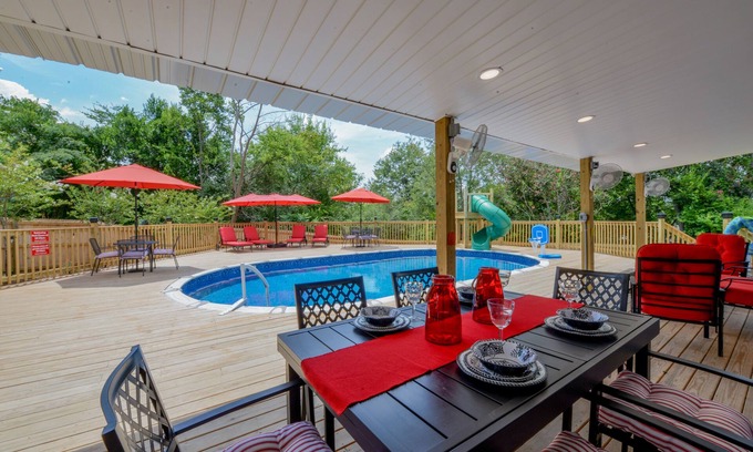 Tuscaloosa House | Bama Cottage-Newly renovated with pool, games, playground and more!