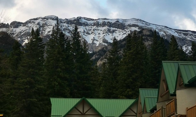 Harvie Heights House | Banff Woods Lodge 2 BR 2 Bath 6 Sleep near Canmore