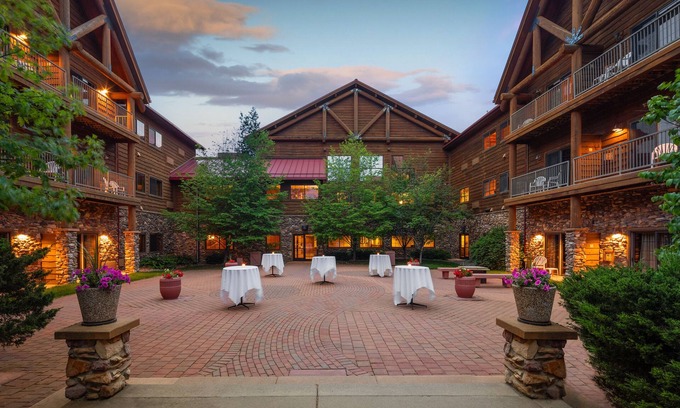 Rothschild Cabin | bantr Grand Hotel Wausau - Rothschild