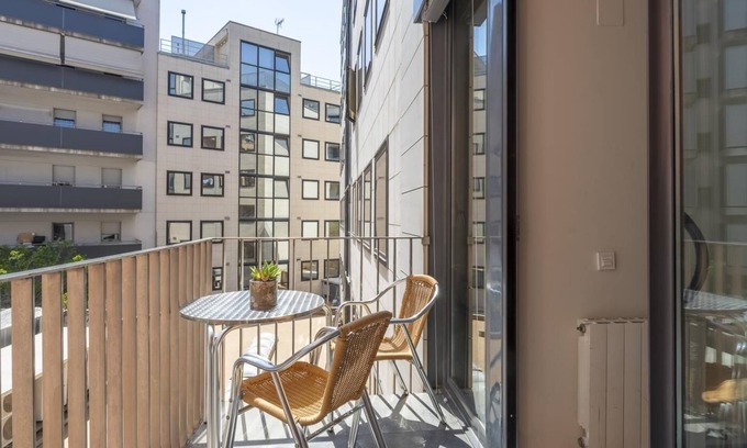 el Fort Pienc Apartment | Barcelona Center Flat: Shared Rooftop Pool for 8