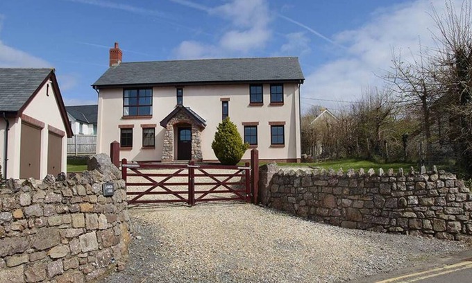 Llangennith House | Barcud Lodge in the beautiful Swansea
