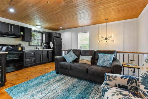 Gulfport House | Bare Feet Bungalow -Close to beach & dog friendly