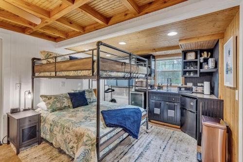 Gulfport Apartment | Bare Feet Bunkhouse-Close to beach & dog friendly