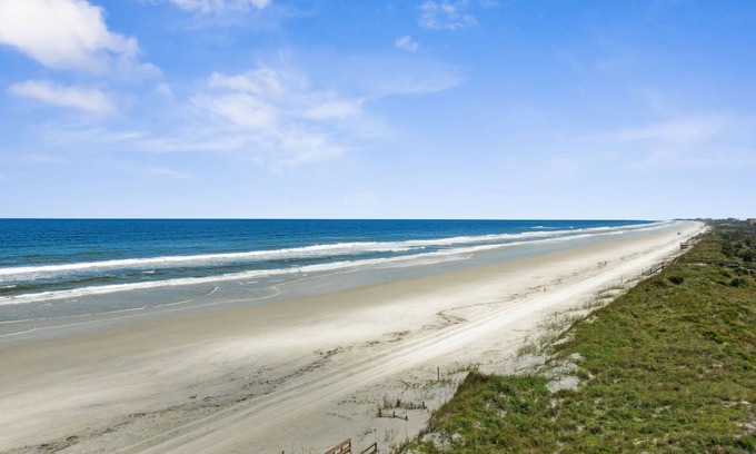Butler Beach Apartment | Barefoot 117|Beachfront, Ocean View, Heated Pool, Tennis