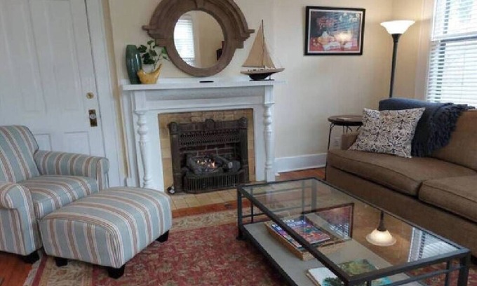 East of Broadway Cottage | Barkley Cottage - 2 Bedroom
