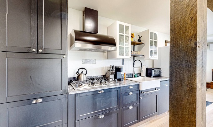 Waterbury Center Apartment | Barnhouse suite with shared hot tub & private W/D - near year-round recreation