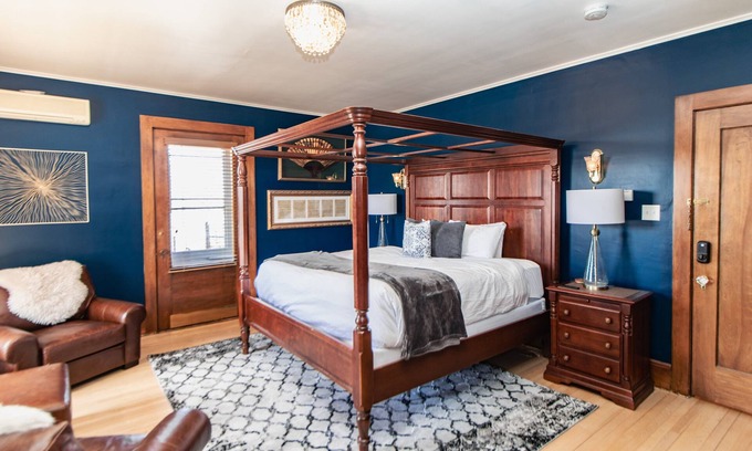 Endion House | Barnum Suite w/Jacuzzi Tub & Sauna