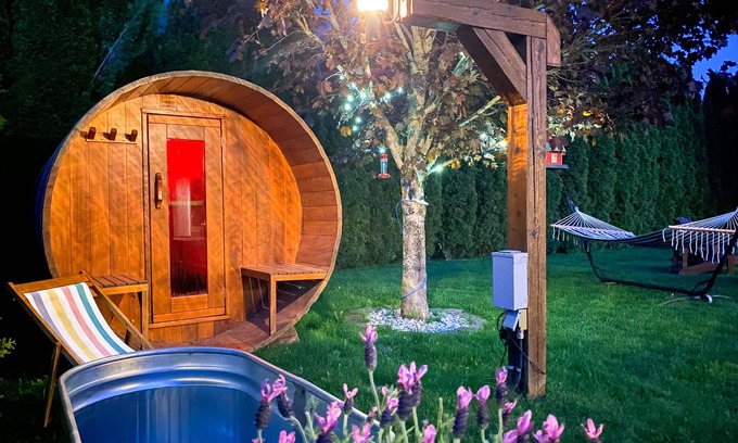 Revelstoke House | Barrel Sauna, HotTub, 2 Zero Gravity Massage Chairs, Powder Gong, Arcade & more