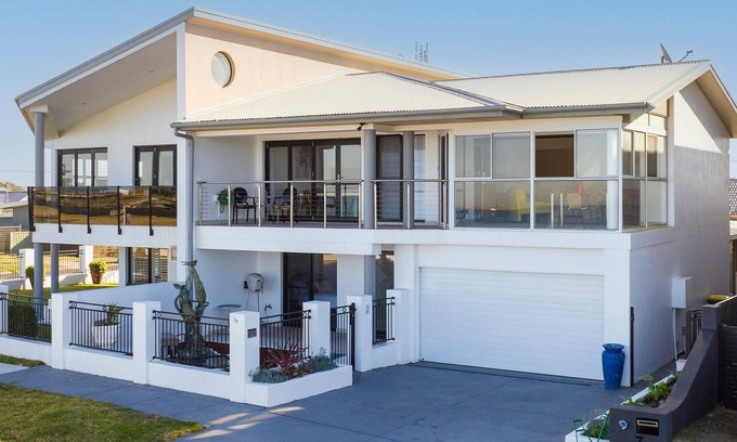 Stockton House | Barrie Charm - Beachfront 3-bedroom holiday house with endless Pacific Ocean views.