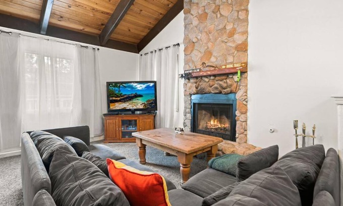 Crestline House | ~BarryBear House~ Mountain lake retreat