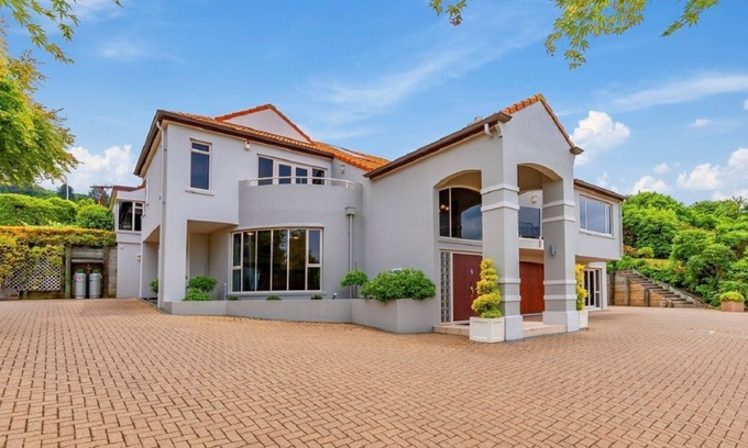 Acacia Bay House | Base: 14 Extra: $40 27 Te Urunga Place