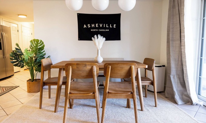 Buena Vista House | Base Camp AVL/Cozy Retreat/King Bed/Fire Pit/Biltmore & Downtown