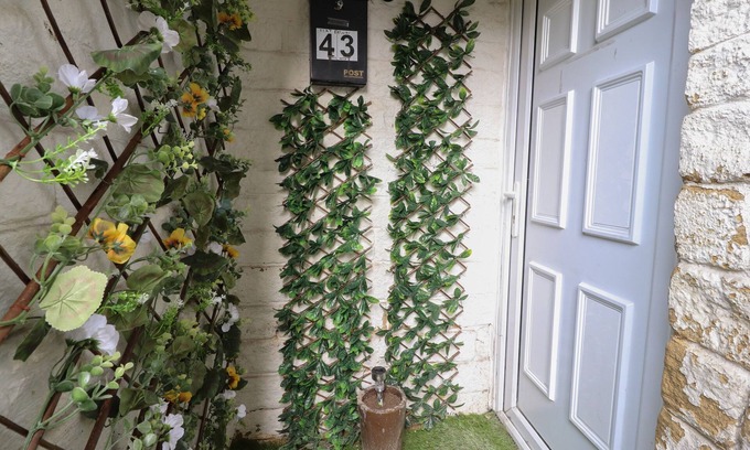 Haworth Cottage | BASEMENT FLAT 43, pet friendly in Haworth