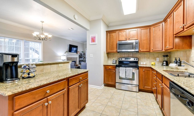 Mid City South Condo | Baton Rouge Condo w/Community Pool: 6 Mi to LSU!