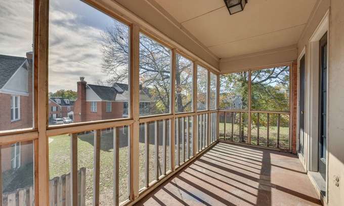 Mid City South Condo | Baton Rouge Condo w/ Balcony, Fireplace & Pool!