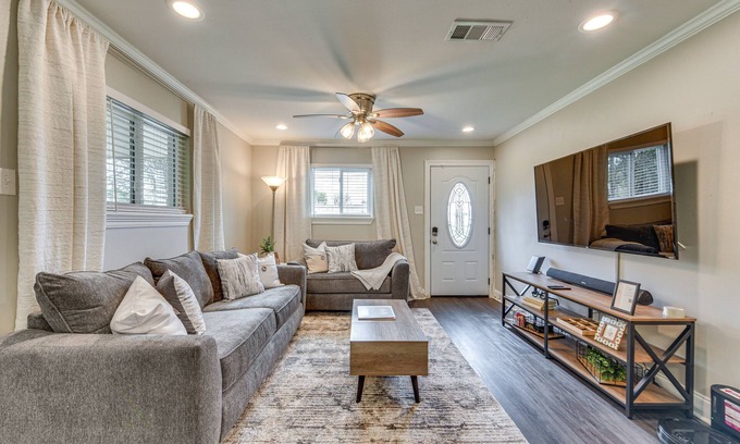 Highlands - Perkins House | Baton Rouge Home w/Private Patio: 2 Mi to LSU!
