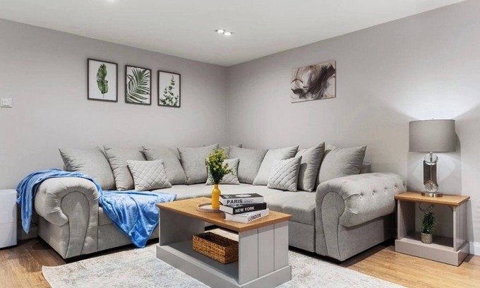 Shaftesbury Apartment | Battersea Apt, Mini Bar, Ac & Prime Location