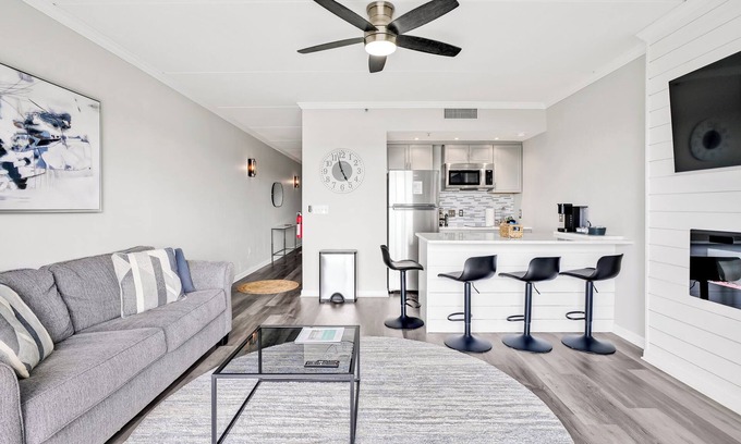 Wilmington Historic District Condo | Battleship Sunset on Water Street! River View! Free parking!