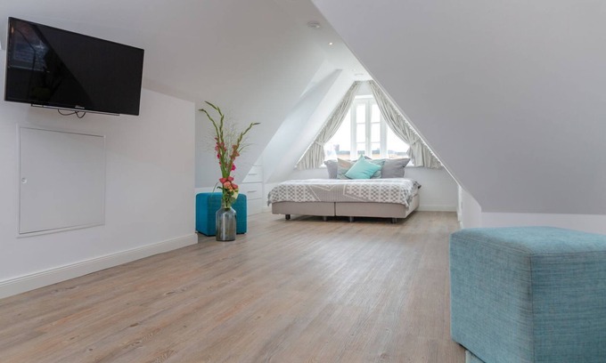 Westerland Apartment | Bäum Hüs B - vacation apartment with south-facing balcony offers space for up to 5 people in