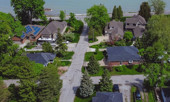 Sarnia House | Bay Breeze Cottage - Steps from Lake Huron