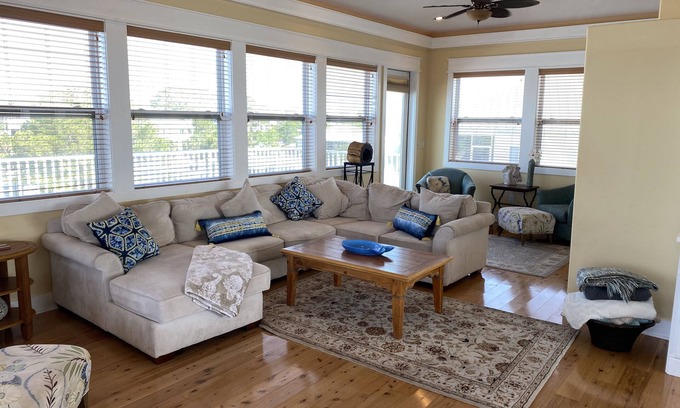 Panacea House | Bay-front! Gorgeous! Spacious! 5/3 Sleeps 14+. Boater's Dream! Close to FSU!