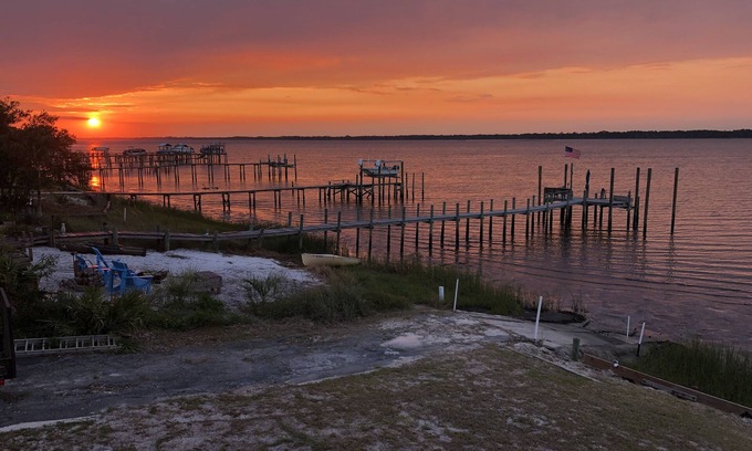 Alligator Point House | Bay Front-Private Dock-Spectacular Sunrises and Sunsets (Sleeps 6)