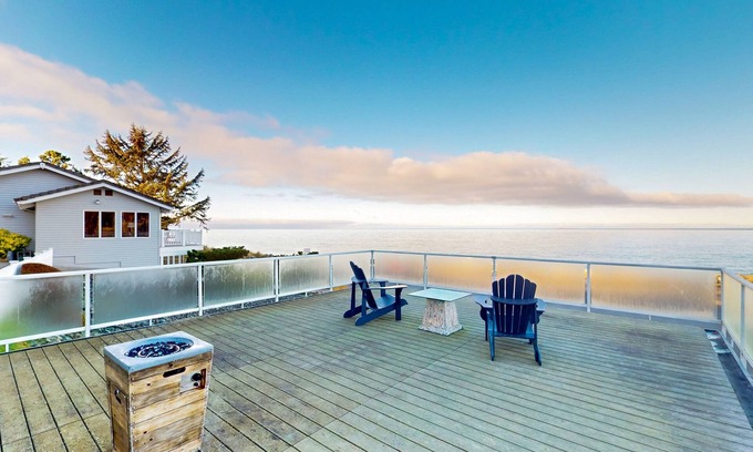 Oak Harbor Condo | Bay-front rental with views - across street from beach