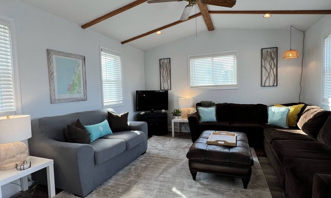 Villas House | Bay La Vie Bungalow: Family Fun, Poolside Bliss, Beach Steps Away, Sunset Views
