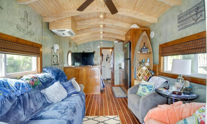 Shoreline Park Apartment | Bay St Louis Houseboat 6 Mi to Old Town and Beach!