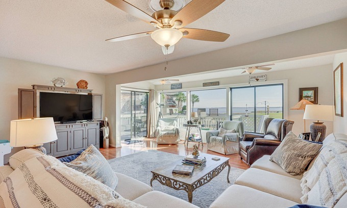 Georgetown Condo | Bay-View Georgetown Getaway w/Community Beach!