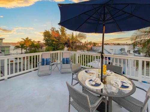 South Mission Beach House | Bay View Paradise - Rooftop Deck, Off-Street Parking, King Suite, WasherDryer & Bay Views!
