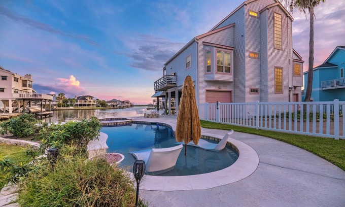 Jamaica Beach House | Bay Views Family & Pet Friendly Steps to Beach
