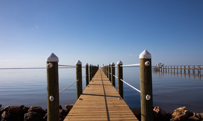 East End House | BAYFRONT Coastal Retreat