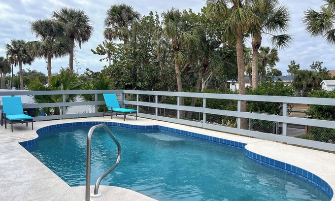 Englewood South House | Bayfront Paradise w/Heated Pool & Balcony!